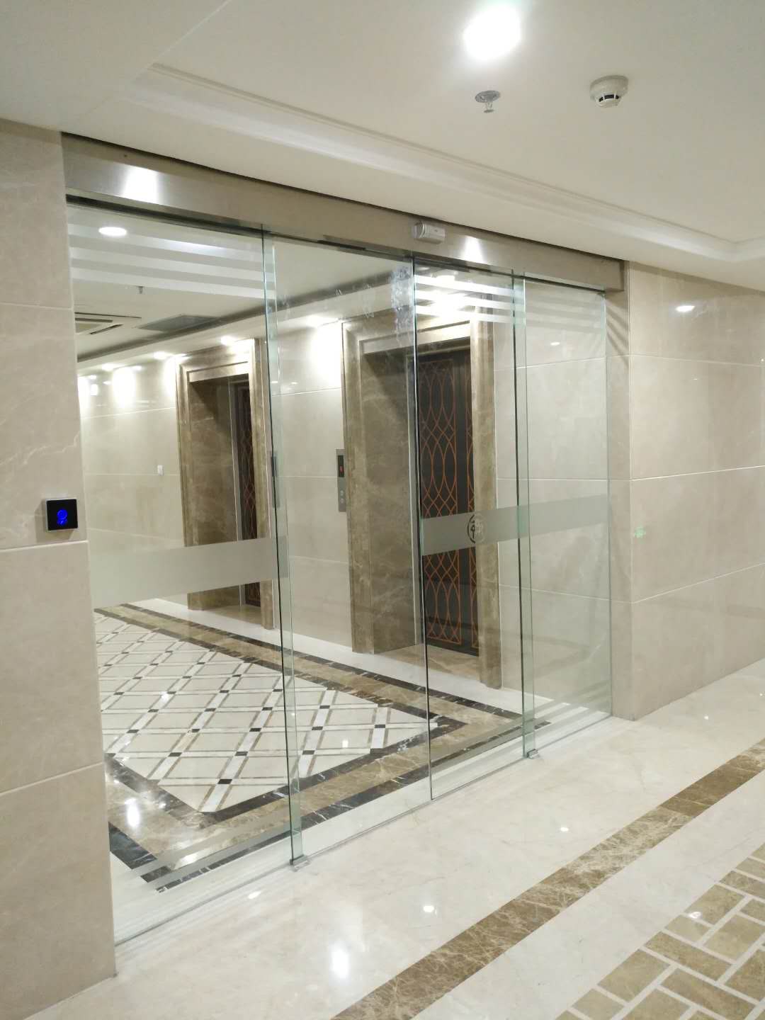 自動感應(yīng)門在下雨天使用時一定要斷電！